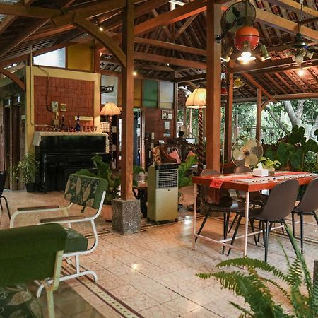 Djajanti House Bed & Breakfast Семаранг Екстериор снимка