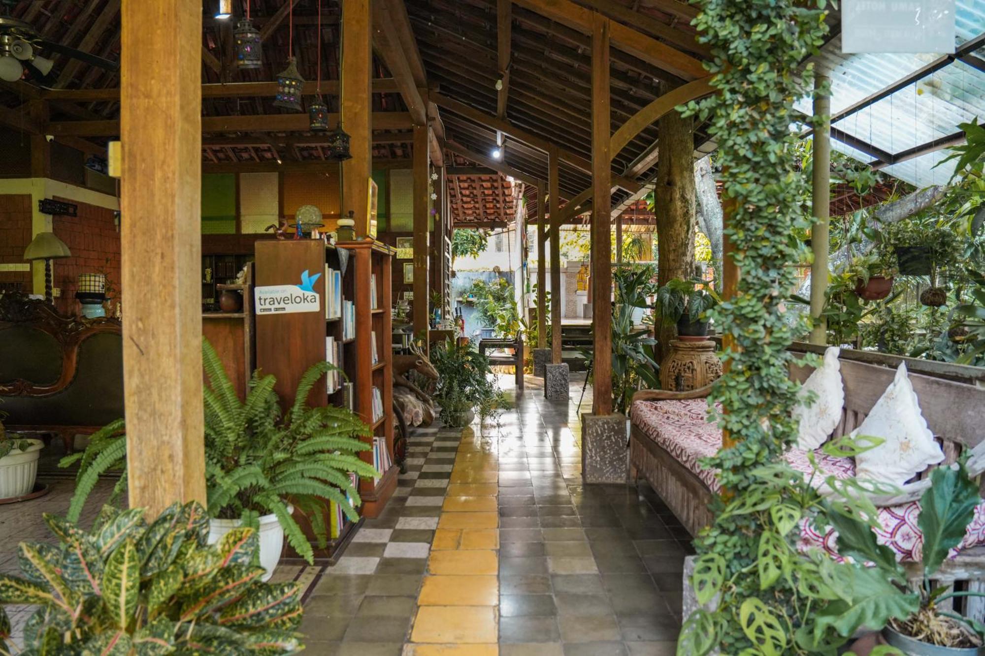 Djajanti House Bed & Breakfast Семаранг Екстериор снимка
