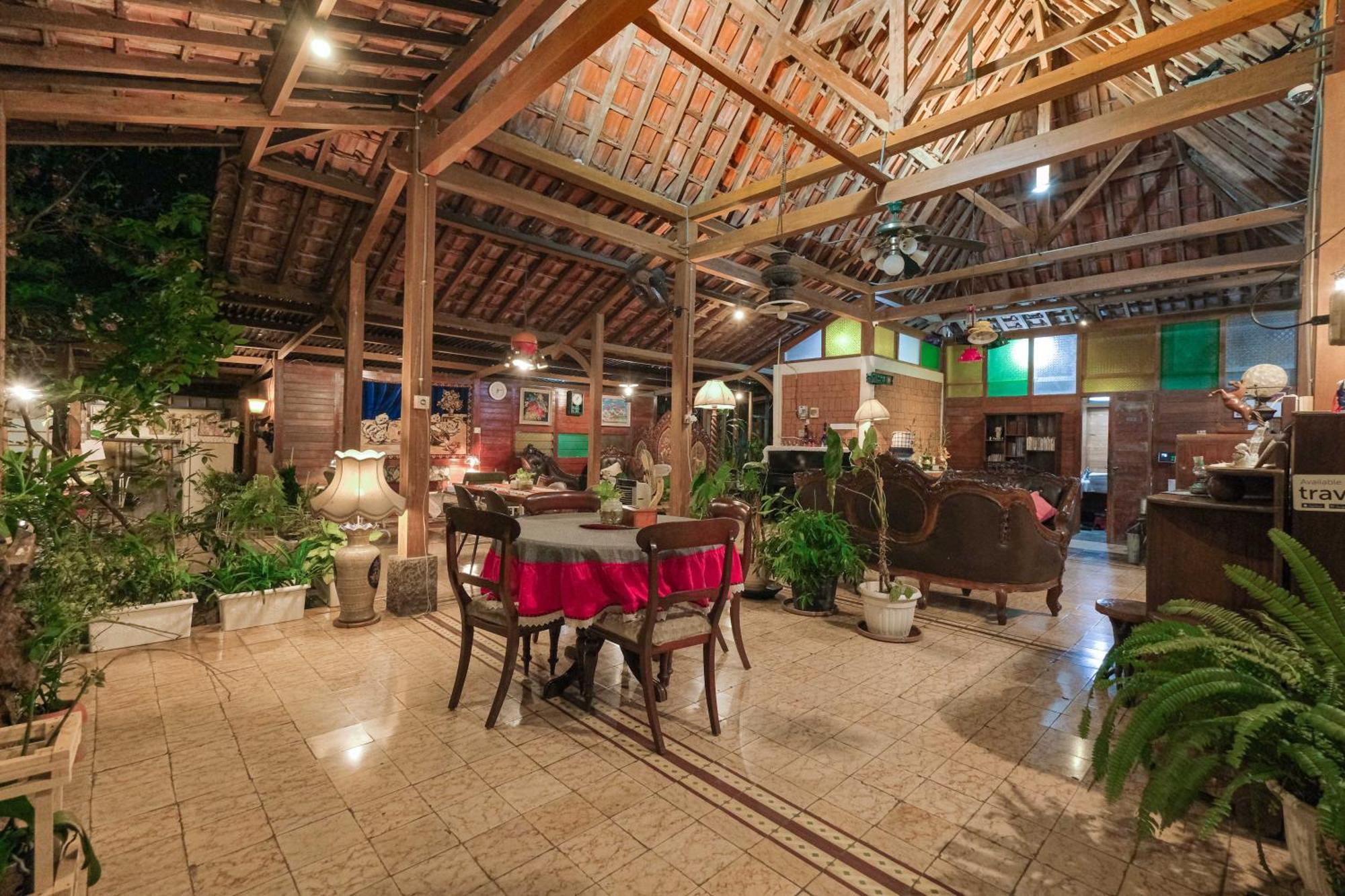 Djajanti House Bed & Breakfast Семаранг Екстериор снимка