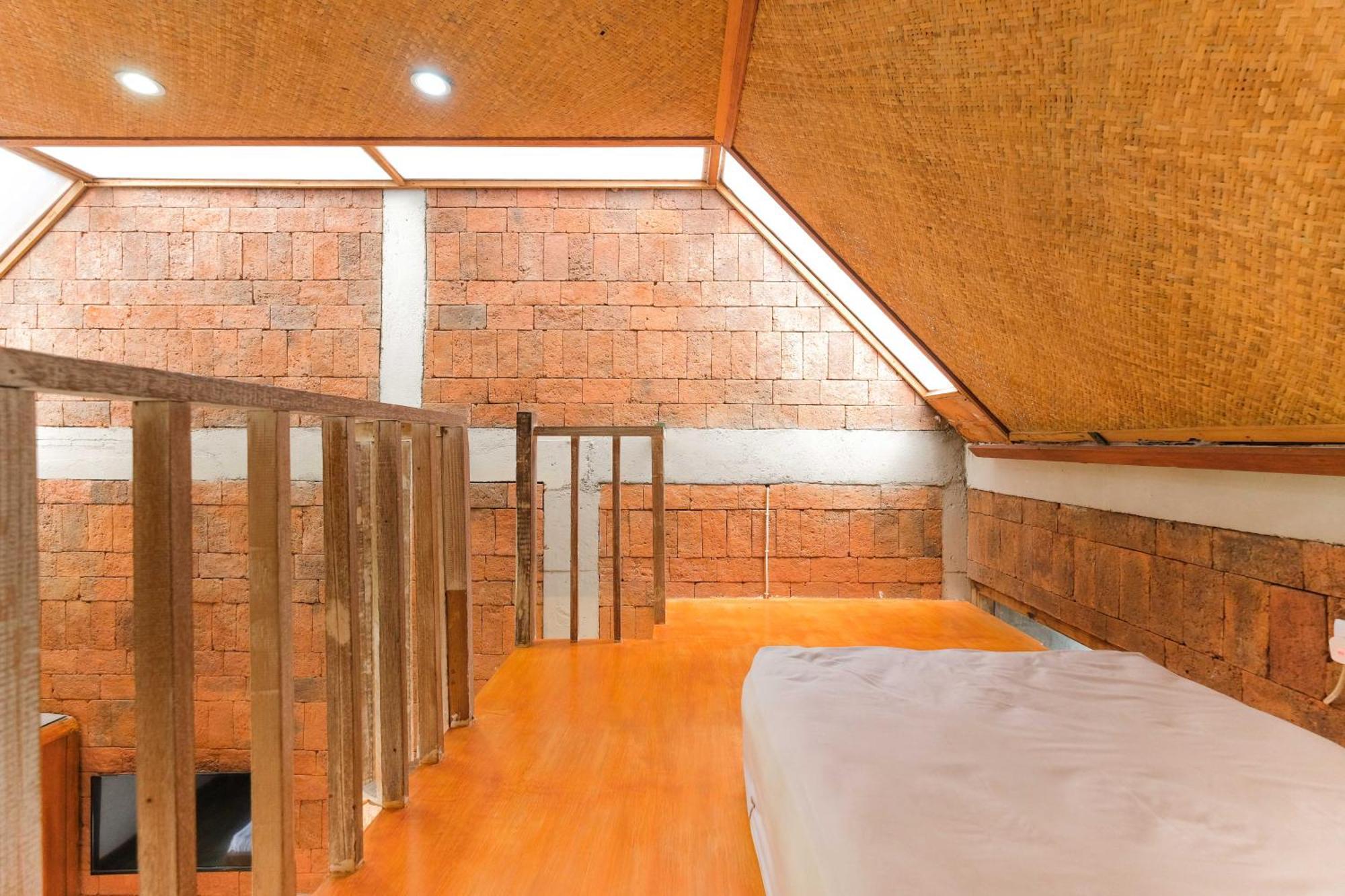 Djajanti House Bed & Breakfast Семаранг Екстериор снимка