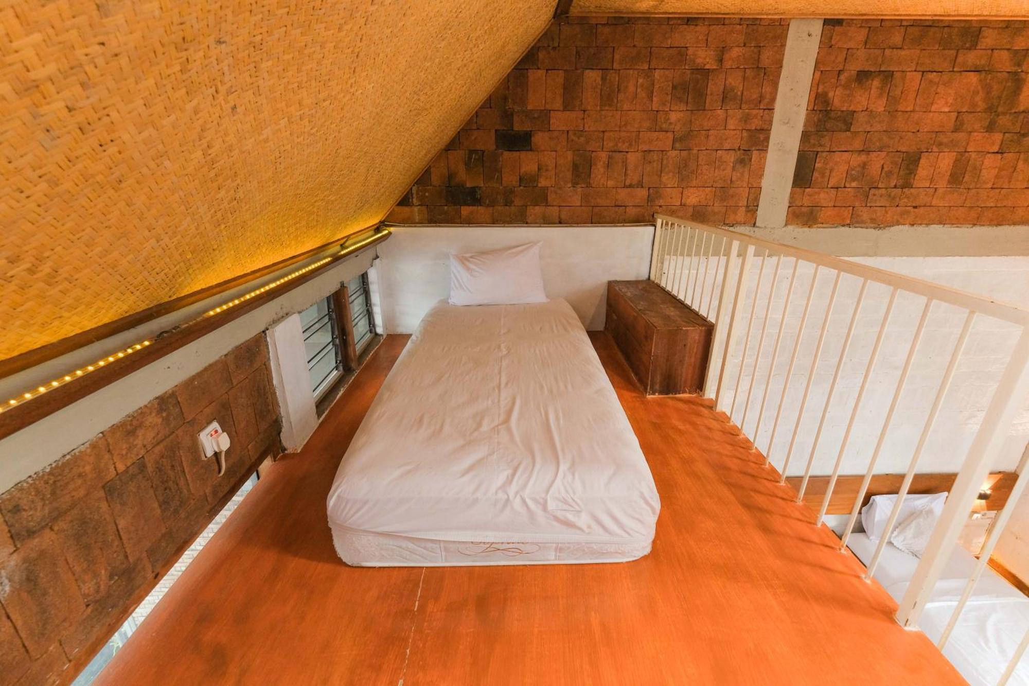Djajanti House Bed & Breakfast Семаранг Екстериор снимка